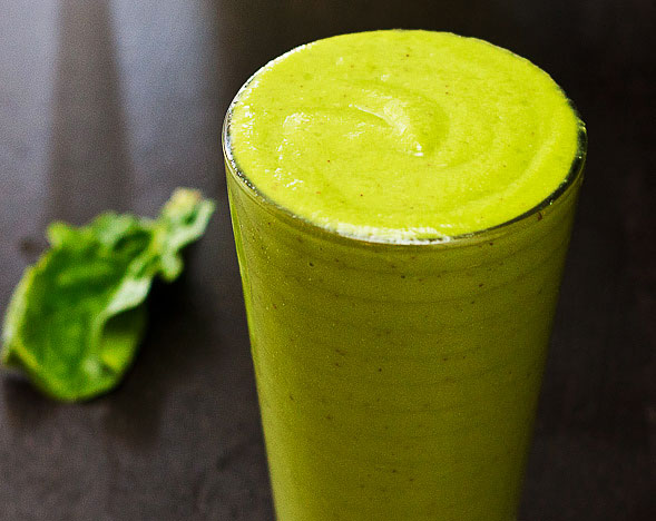 Spinach Green Smoothie with Yogurt, Mango and Apple