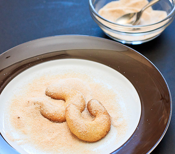 Sprinkle vanilla sugar allover warm cookies.
