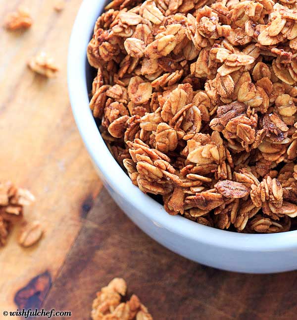 Simple Overnight Pumpkin Pie Spice Granola with Maple Syrup and Coconut Oil
